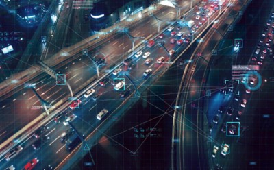 夜间高速公路上自动驾驶汽车的鸟瞰图