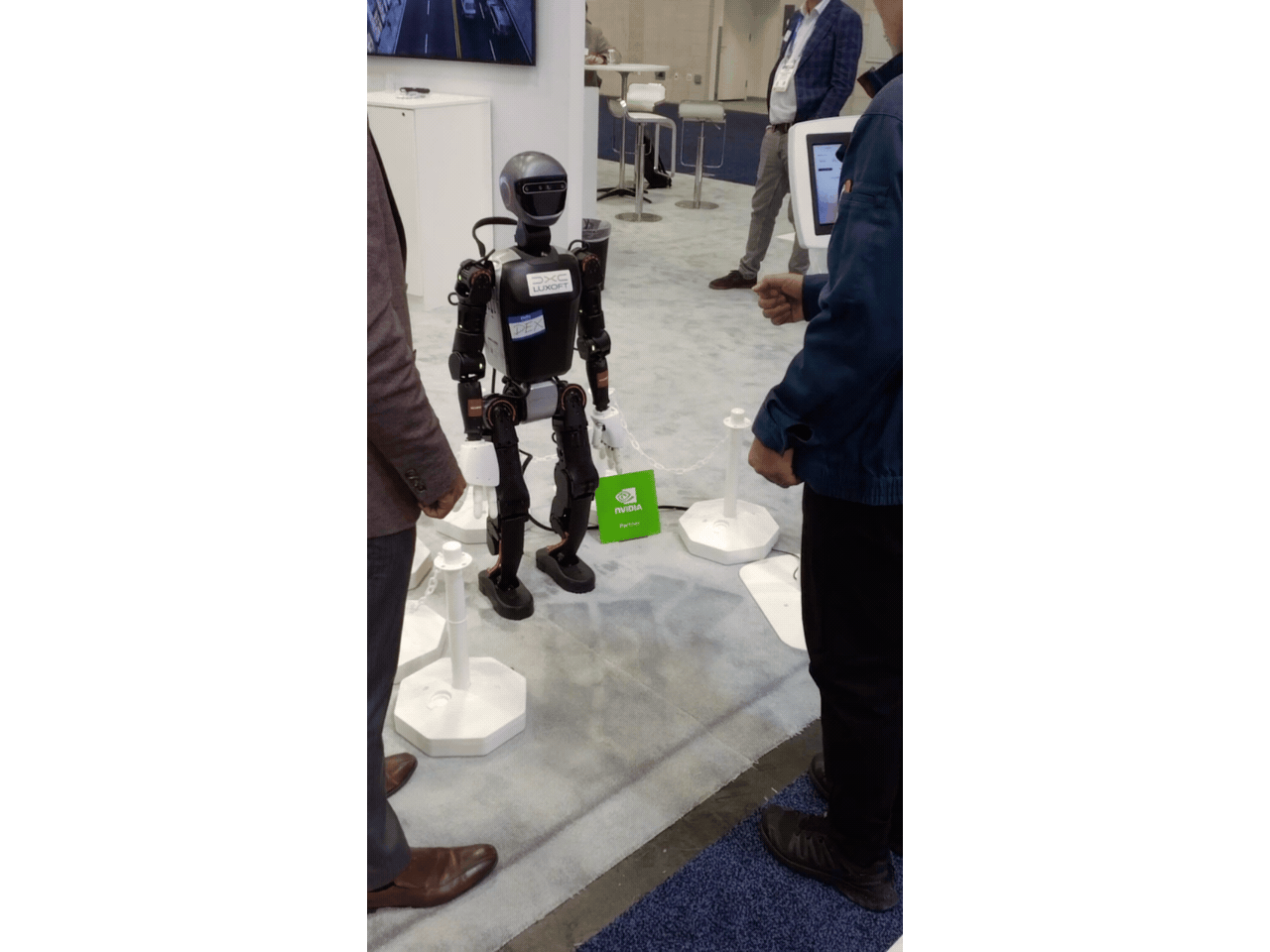 Luxoftの来場者とじゃんけんをするロボット