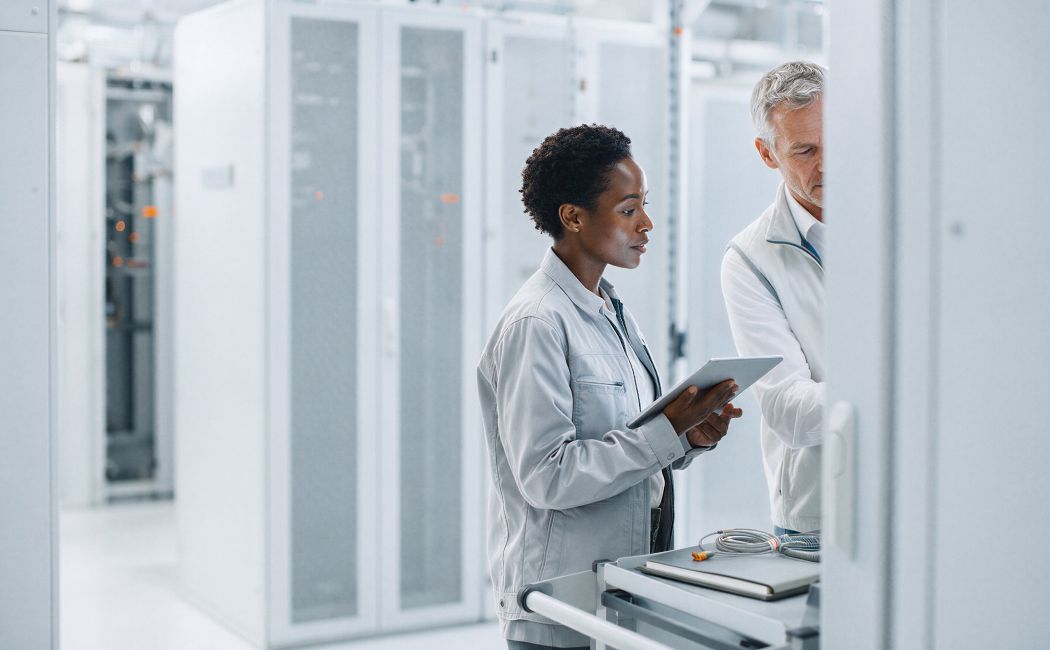 technicians in enterprise hosting solutions data center | DXC Technology