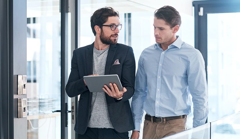 Financial analysts look on virtual 3D real-time stocks, Trading and Risk solutions, Financial Services | DXC Technology