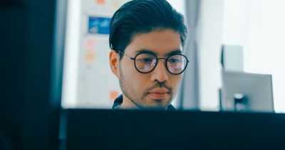  IT manager working at PC, representing managing Windows devices | DXC Technology