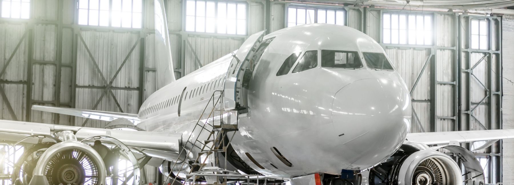 Aircraft MRO operations supported by digital technology and data | DXC Technology