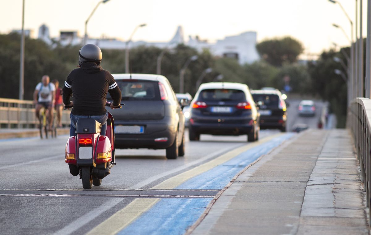 Moped rider in traffic on Italian road, Ministry of Infrastructure and Sustainable Mobility | DXC Technology Customer Stories
