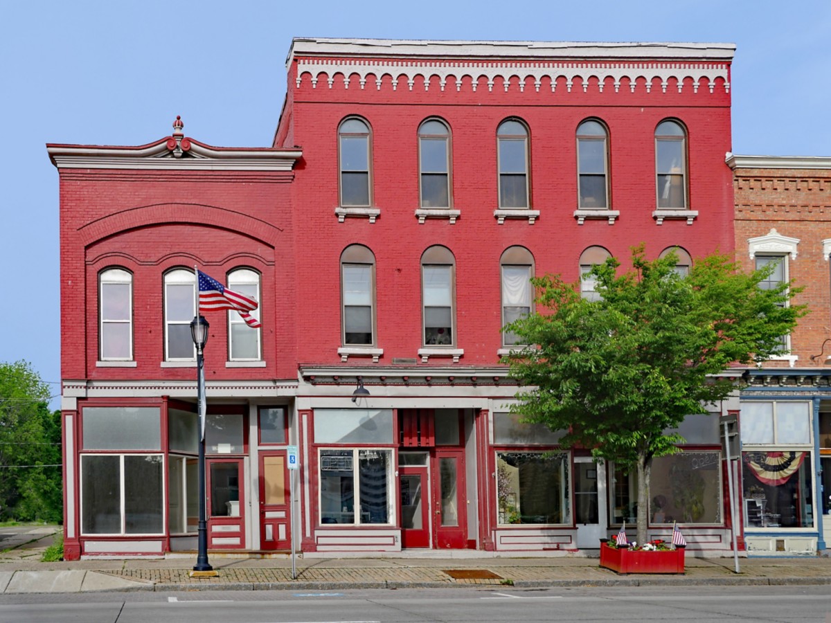 main street turns to community banks for service | DXC Technology