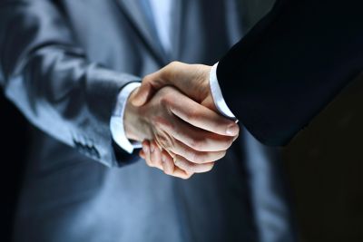 Two men shaking hands - Protecting clients during largest IT outage in history| DXC Technology Insights 