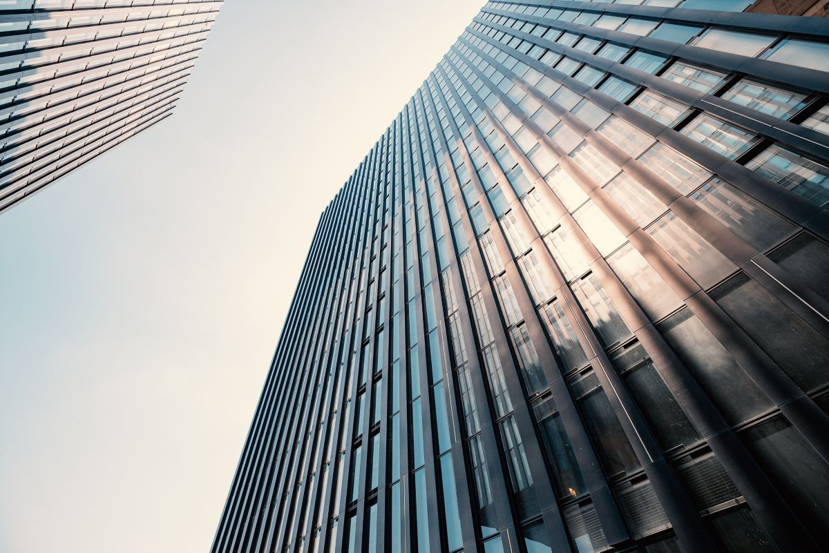 Business skyscrapers illustrating Banco Galicia's adoption of cloud contact center solutions | DXC Technology Customer story