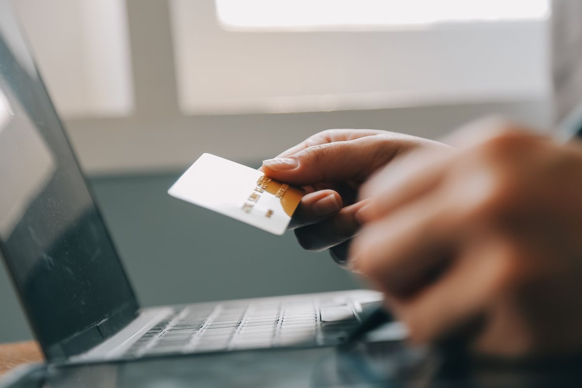 Digital cockpit in car interior, digital automotive solutions | DXC Technology 