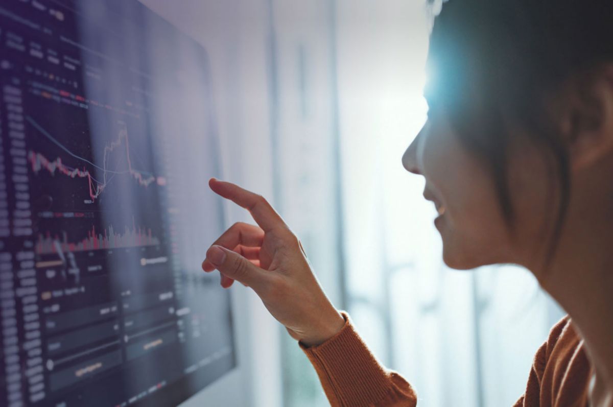 Employee analyzing data representing microservices driven scalability and resilience | DXC Technology Partner Ecosystem