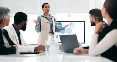Leader discussing issues with team, Cloud Advisory Services  | DXC Technology