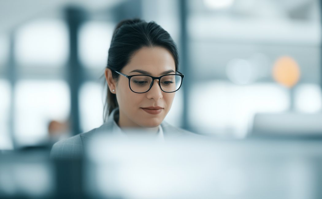 Employee using end user support services in a modern digital workplace