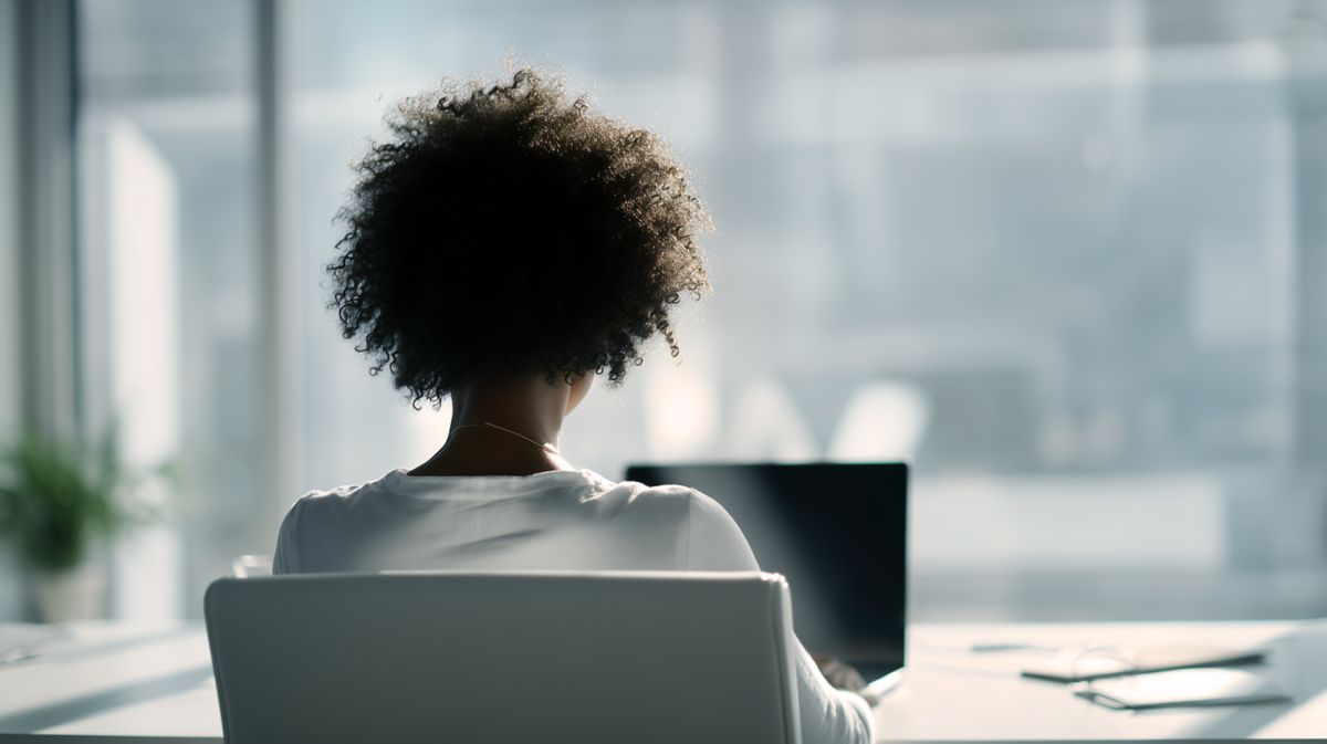 Business Professional Using Conversational AI in Customer Conversations | DXC Technology Insights