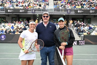 Ray August with players at Credit One Charleston Open