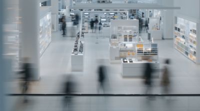 shoppers in AI-enabled retail environment | DXC Technology