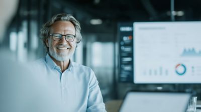 Analyst analyzing financial data., Wealth Management and Private Banking, Financial Services | DXC Technology