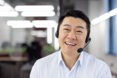Human answers support call, knowing he can tap into help from generative AI for service desk | DXC Technology