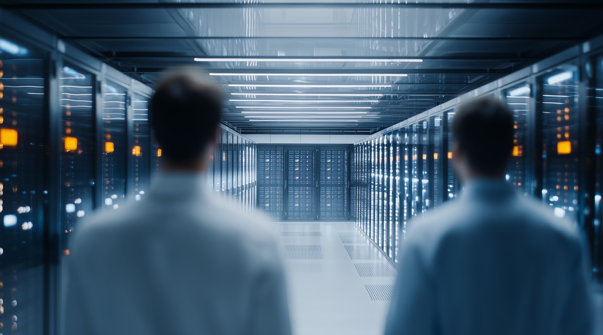 two men in large data center, DXC Knowledge Base | DXC Technology 