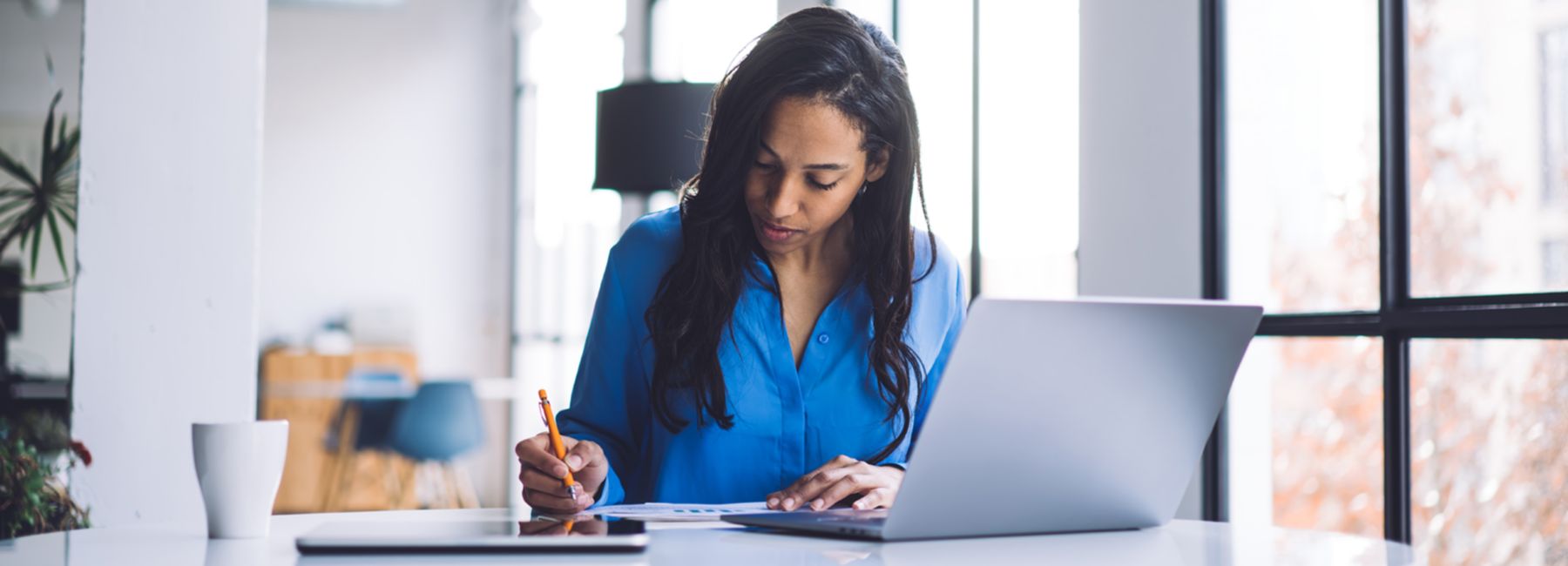 Woman working on laptop - It's time to automate the ceded reinsurance process | DXC Technology Insights