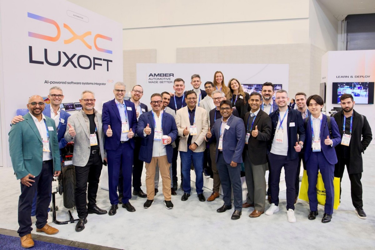 DXCのブースで、DXC CEO Raul FenandezやLuxoftのグローバルのメンバーと