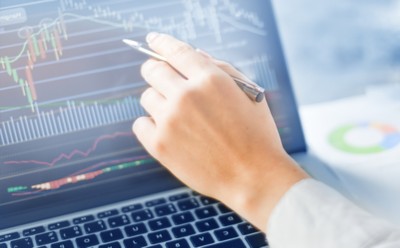 Person pointing to chart on screen - Example of Successful Digital Transformation in Healthcare | DXC Customer Story