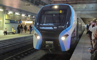 Train pulls into station with passengers on platform - VMware licensing changes and the road ahead | DXC Technology Insights